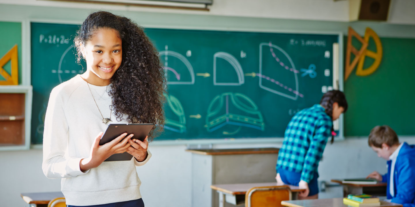 Girl_in_front_of_blackboard